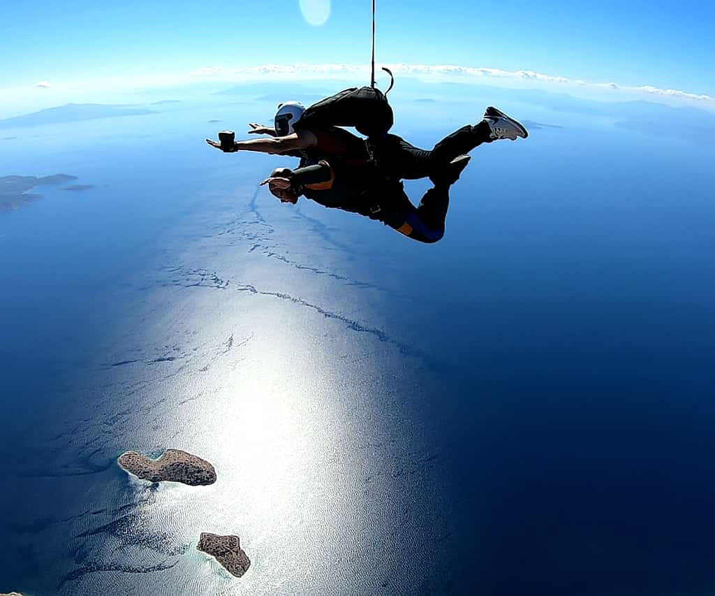 Paracaidismo en tándem desde 3500 m cerca de Atenas, Grecia |  GetExperience.com, image size:1024x853