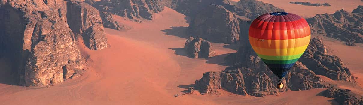 Foto 1 Globo aerostático sobre el desierto de Wadi Rum