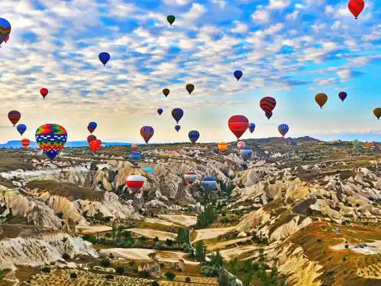 "Tour van Istanbul naar Cappadocië met de bus, inclusief accommodatie in een uniek hotel en een ballonvaart in Turkije.", photo 2