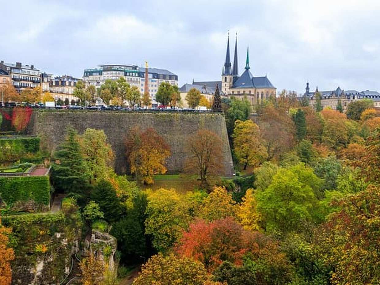 Privé transfer: Amsterdam naar Luxemburg, 2 uur stop in Rotterdam, Nederland