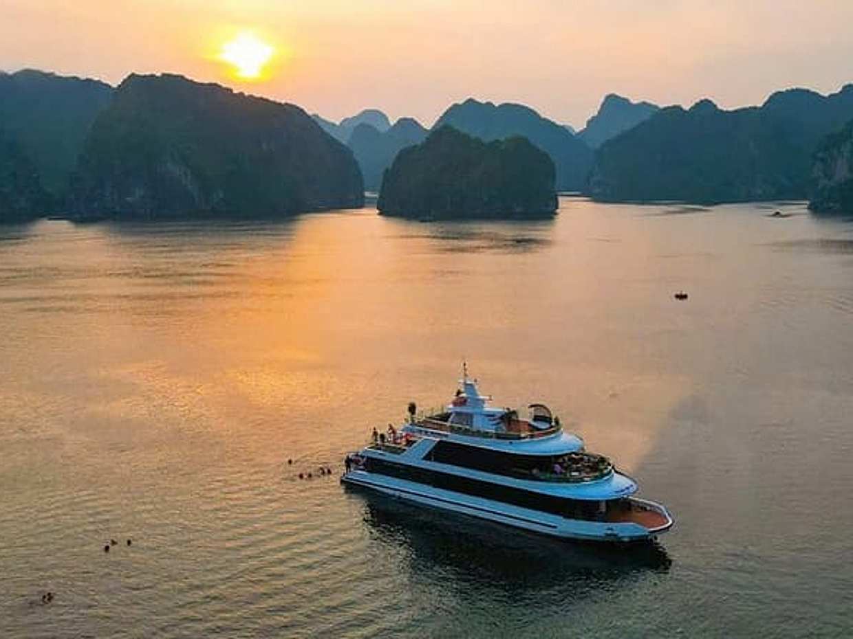 Stunning Lan Ha Bay Sunset Tour on Luxury Cruise with Water Slide in Vietnam, Ha Long, photo 5