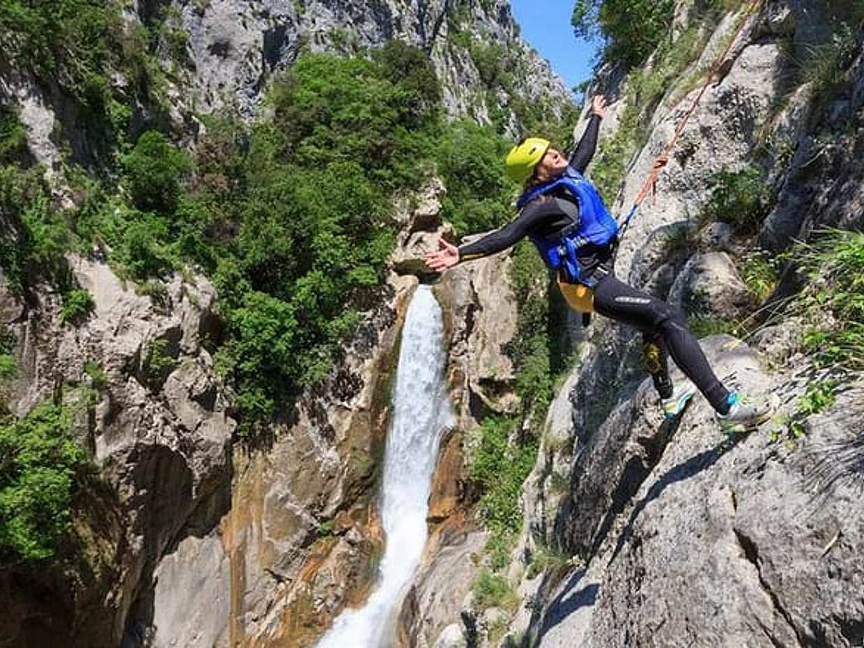 "Aventura Extrema de Canyoning no Rio Cetina, Croácia, Zadvarje"