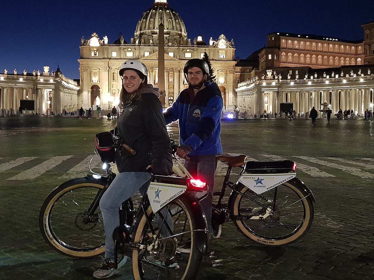Roma'da Gün Batımı, Manzaralar ve İtalya'daki Akşam Işıkları ile Gece Şehir Bisikleti Turu