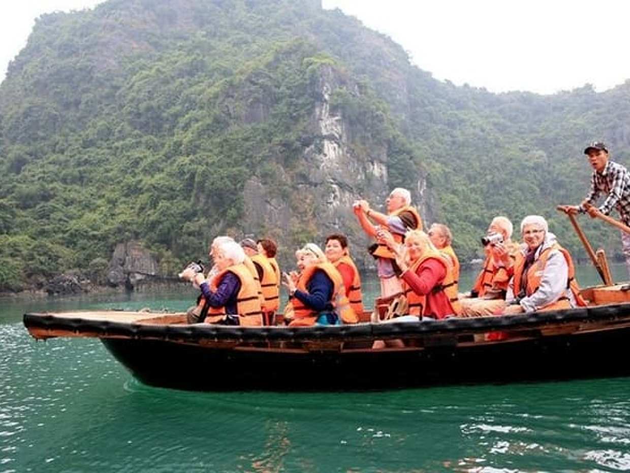 Ninh Binh Full-Day Tour: Hoa Lu, Trang An & Limousine from Hanoi in Vietnam, Hà Nội, photo 2