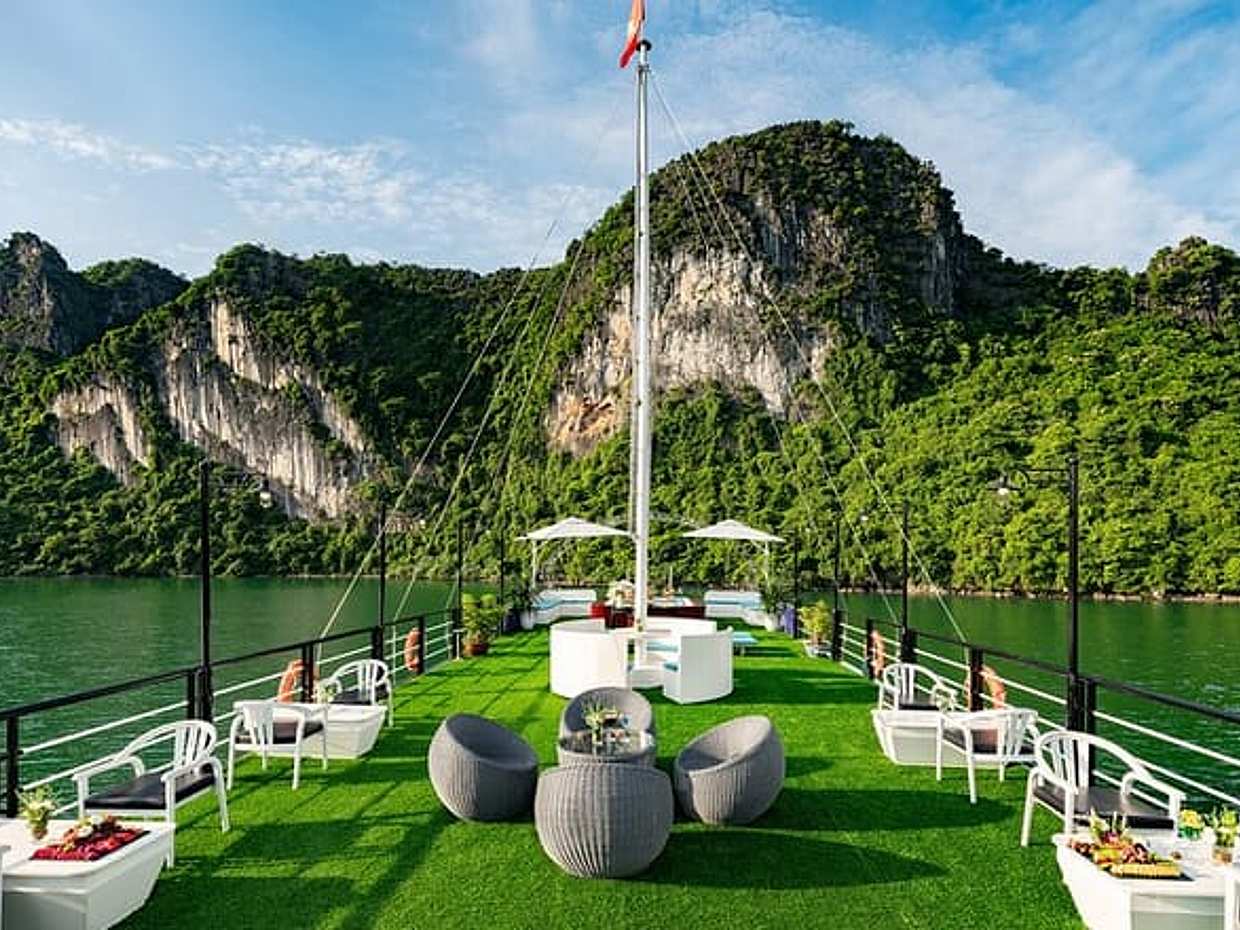 Halong Bay Day Cruise from Hanoi: Buffet, Jacuzzi & Scenic Views, photo 5