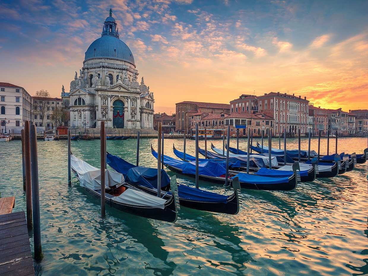 Innanzitutto, ecco il testo che mi hai fornito: "Falling in Love in Venice - Private Gondola Ride for Couples in Italy".

Ed ecco la traduzione in italiano, mantenendo tono, stile e struttura dell'originale:

Innamorarsi a Venezia - Giro Privato in Gondola per Coppie in Italia
, photo 4