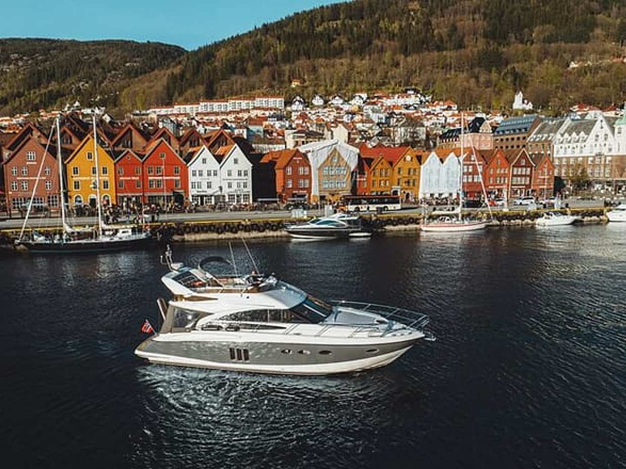 Private yacht evening cruise in Bergen, including champagne