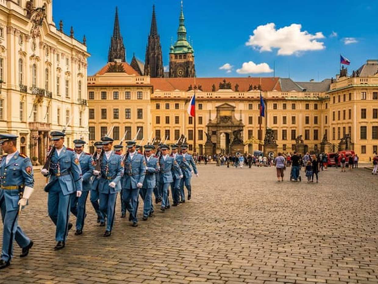 Prague: 1-Hour Castle Tour With Fast-GET Admission Ticket