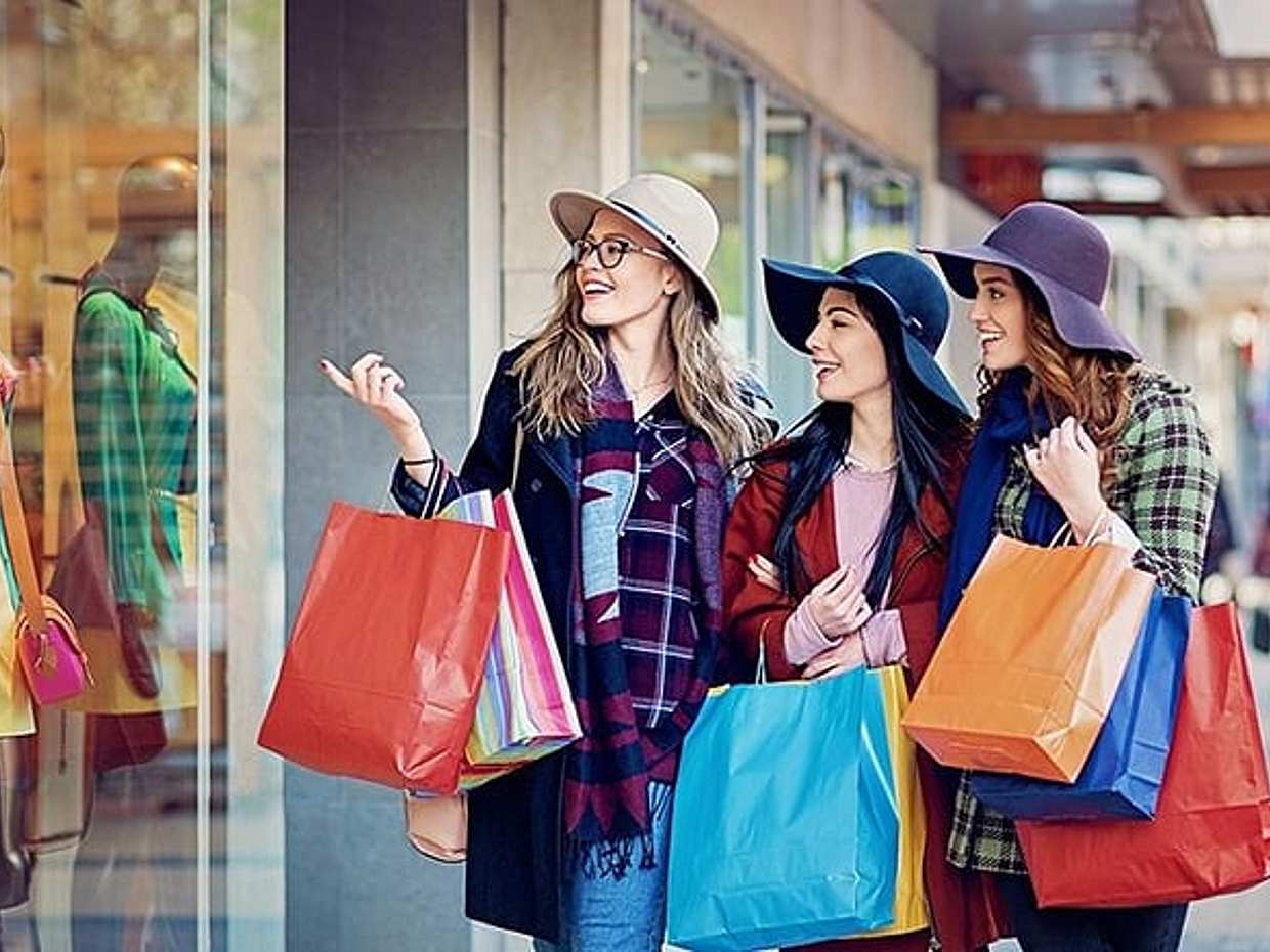 Luxury Shopping Experience: Private Chauffeur to The Mall & Prada, photo 2