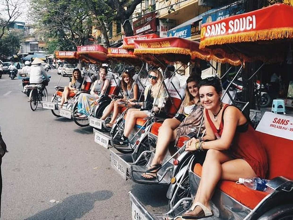 (5 Hours) 3 in 1 Special Tour: Cyclo, Street Food Tour & Foot Spa