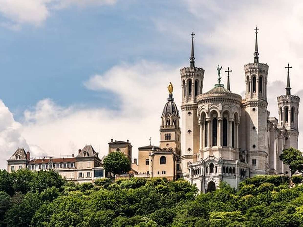 Geneva to Lyon Private Transfer with Sightseeing Stop in Annecy