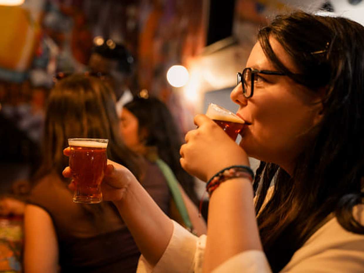 Barcelona: Beer Tasting with Drinks Included & Live Music