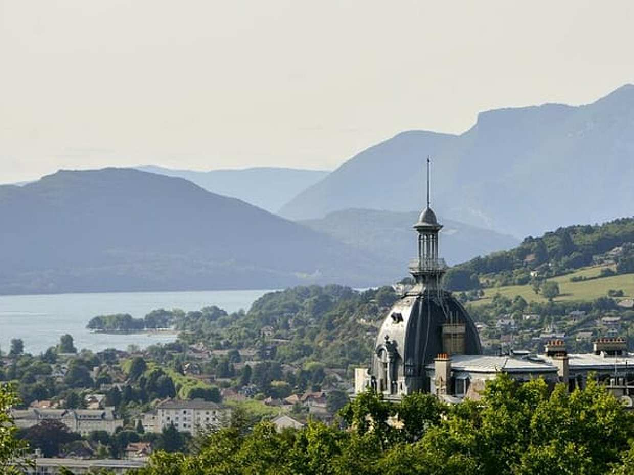 Private transfer from Geneva to Lyon with 2h stop in Chambery
