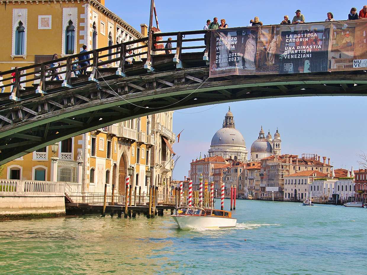 Innanzitutto, ecco il testo che mi hai fornito: "Falling in Love in Venice - Private Gondola Ride for Couples in Italy".

Ed ecco la traduzione in italiano, mantenendo tono, stile e struttura dell'originale:

Innamorarsi a Venezia - Giro Privato in Gondola per Coppie in Italia
, photo 2