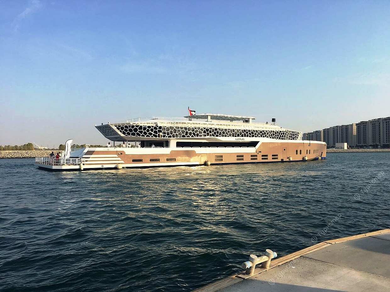 Mega Yacht Dinner Cruise met frisdranken in de Verenigde Arabische Emiraten, Dubai