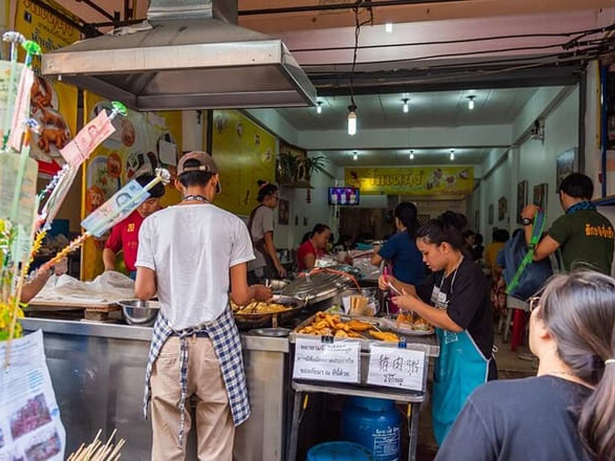 Chiang Mai Food Walking Tour: Warorot Market and Local Tastings