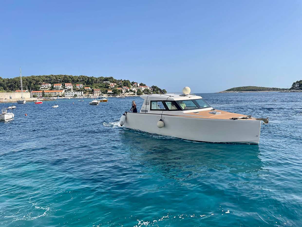 Blaue Grotte und 5-Inseln-Tour mit Luxusboot in Kroatien, Blaue Grotte & Dalmatinische Inseln-Kreuzfahrt.
