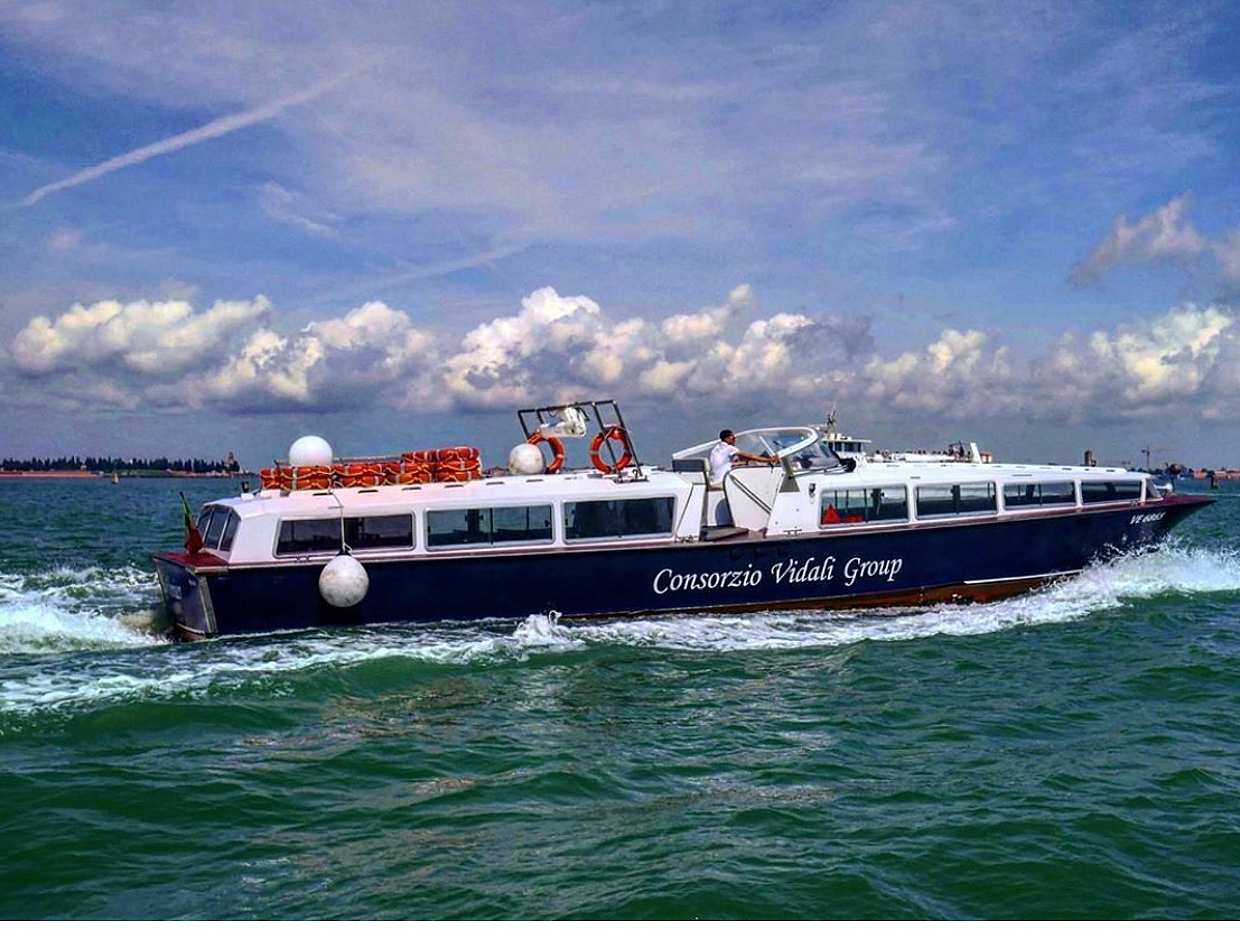 Venice 1-hour Private Boat Tour with Aperitivo for Couples in Italy, photo 2