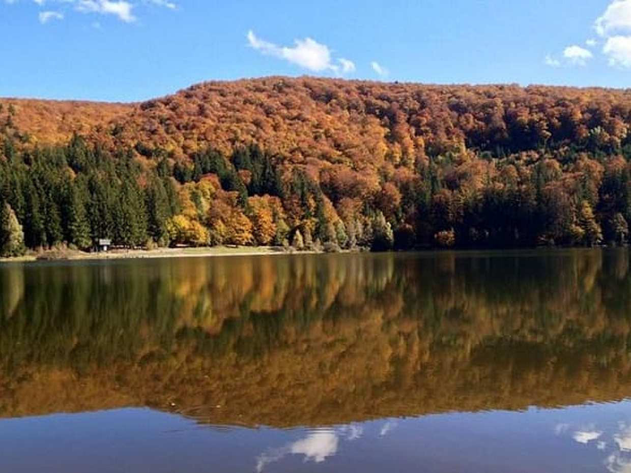 Excursão de um dia em grupo pequeno ao lago vulcânico único na Europa Oriental na Romênia, Brașov.