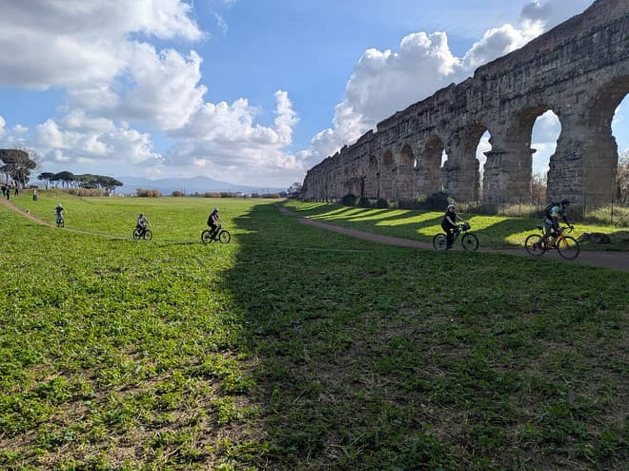 Appia Antica et le Labyrinthe Souterrain de Rome à Ebike : une expérience entre ombre et lumière sans équivalent en Italie, photo 4