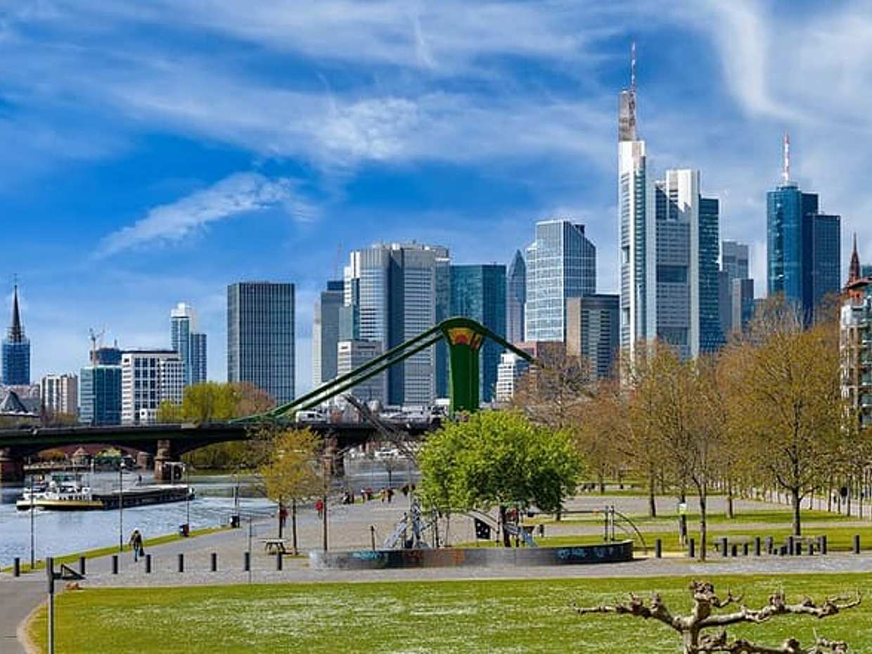 Private transfer from Brussels to Frankfurt, 2h Stop in Cologne in Belgium