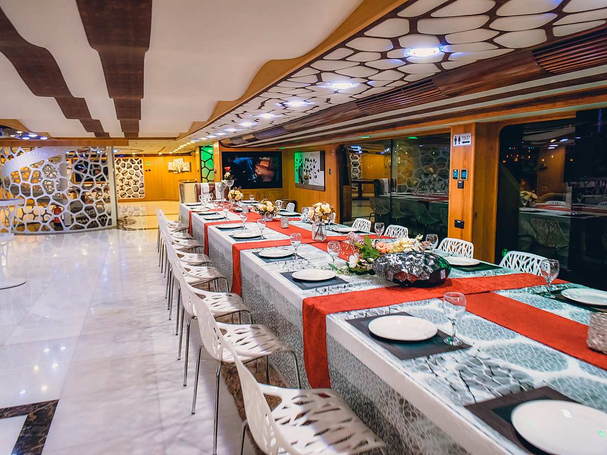 MegaYacht Dinner Cruise VIP Package (Incl. Unlimited Alcohol Drinks) in United Arab Emirates, Dubai, photo 4