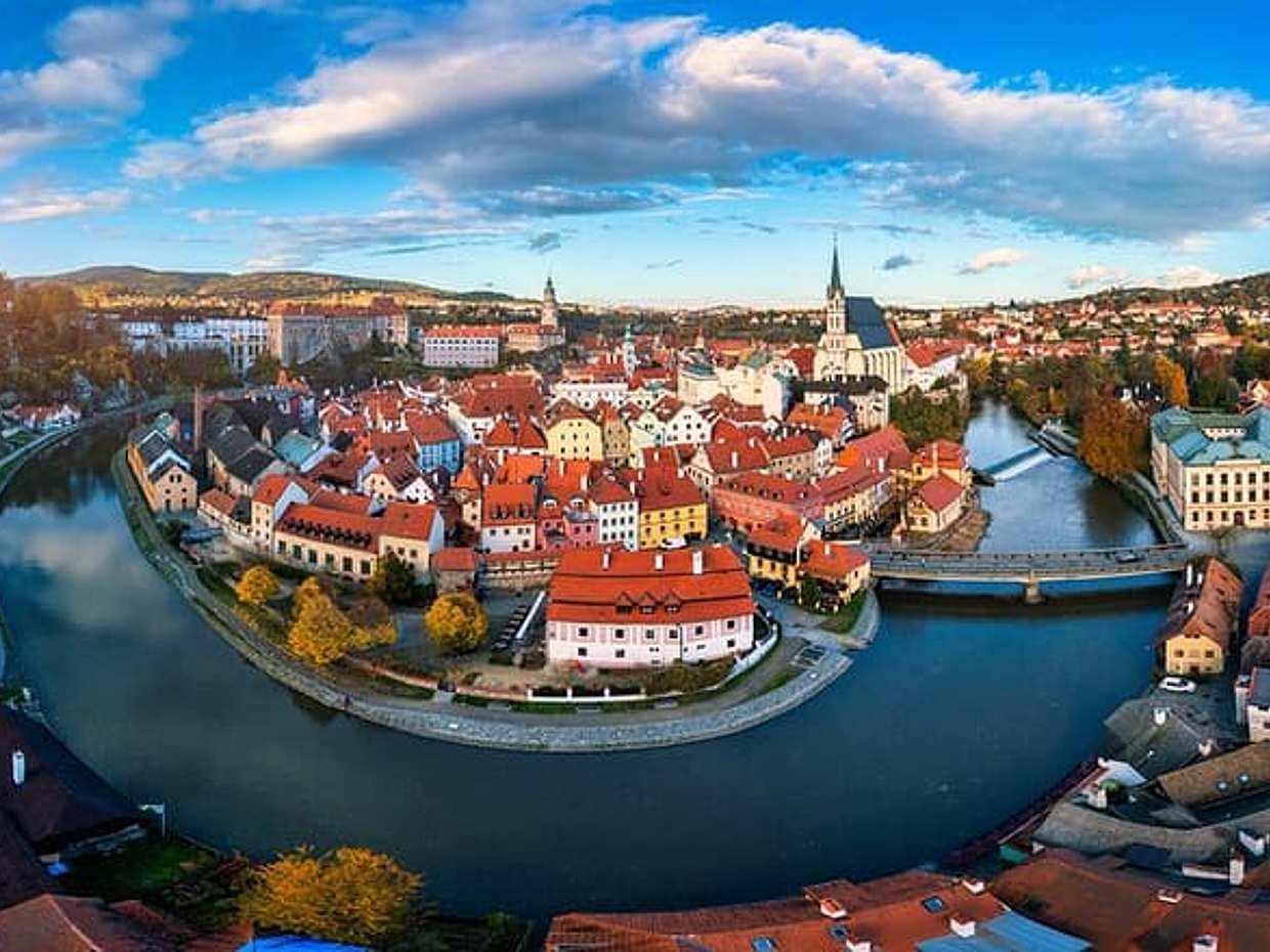 Transfer from Prague to Salzburg with Tour Stop in Cesky Krumlov in Czechia