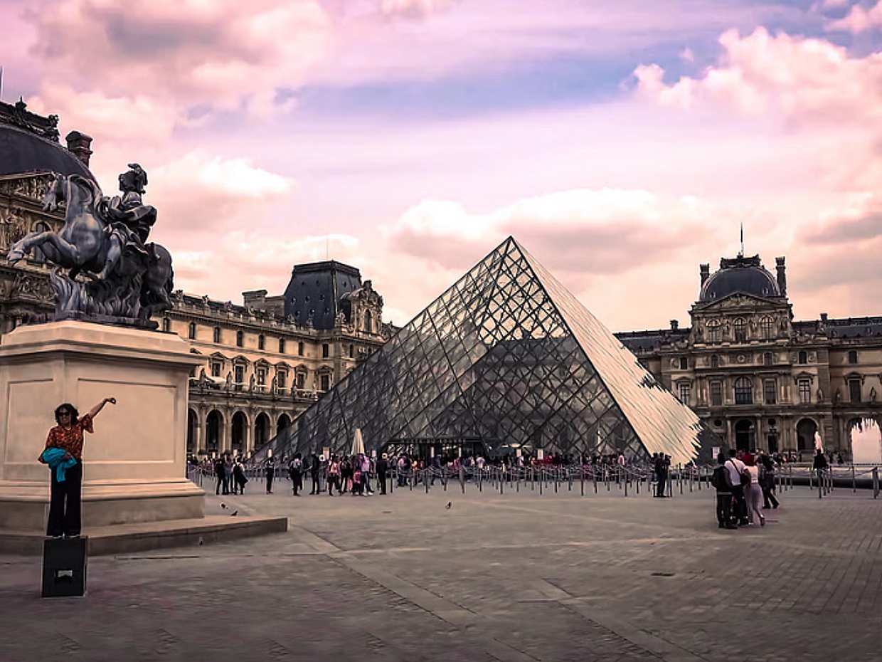 Private Tour, Luxury Eiffel Tower Lunch, Seine Cruise & Louvre in France, Paris