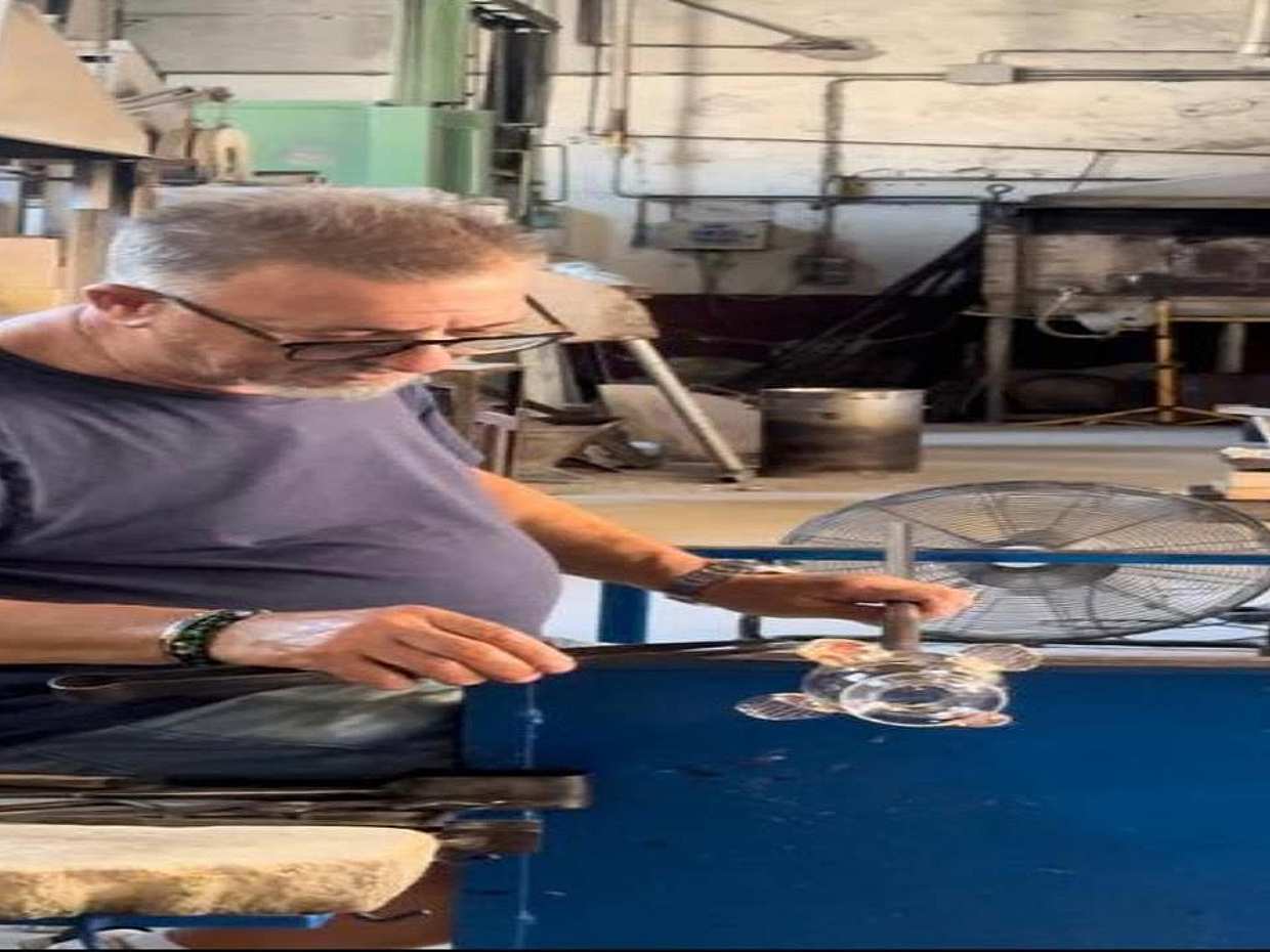 İtalya'da Murano Camı Üfleme ve Şekillendirme Sanatı Gösterisi, Cam Üfleme Fabrikası
, photo 2