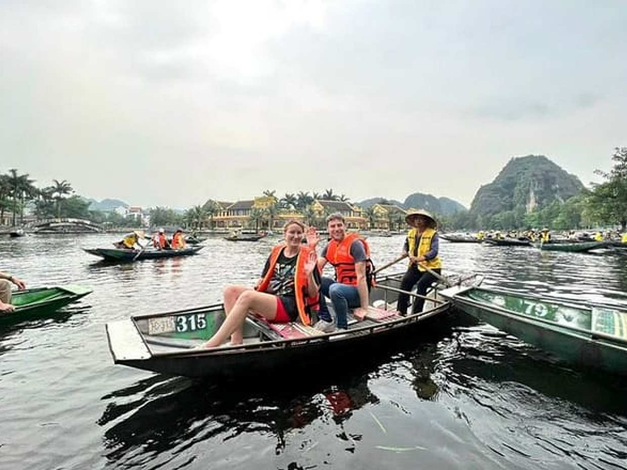1 Day Luxury Day Tour in Hoa Lu, Tam Coc & Mua Cave, photo 5