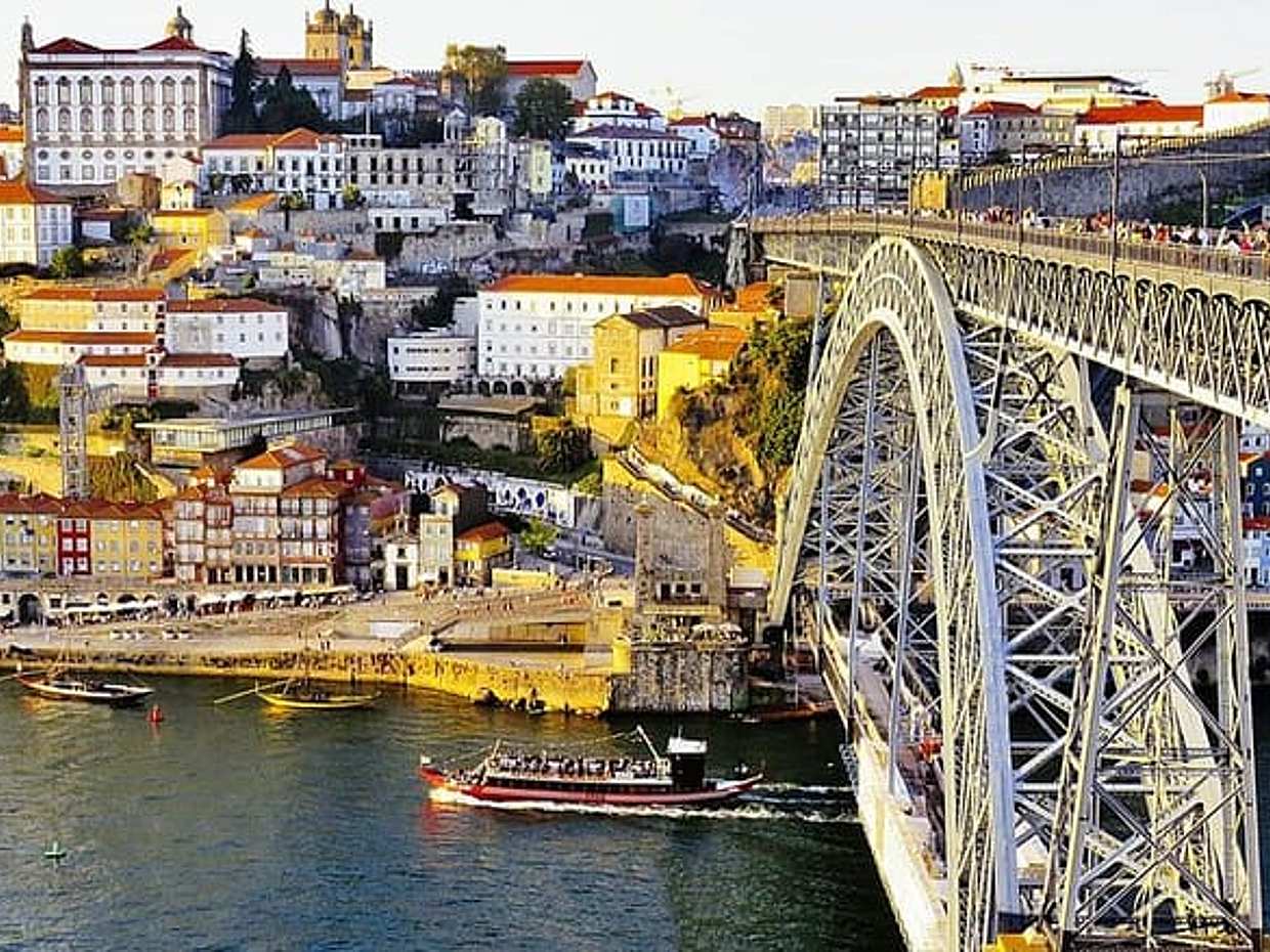 Lisbon to Porto with stops Aveiro-Fátima-Coimbra-Tomar-Nazaré-Óbidos in Portugal