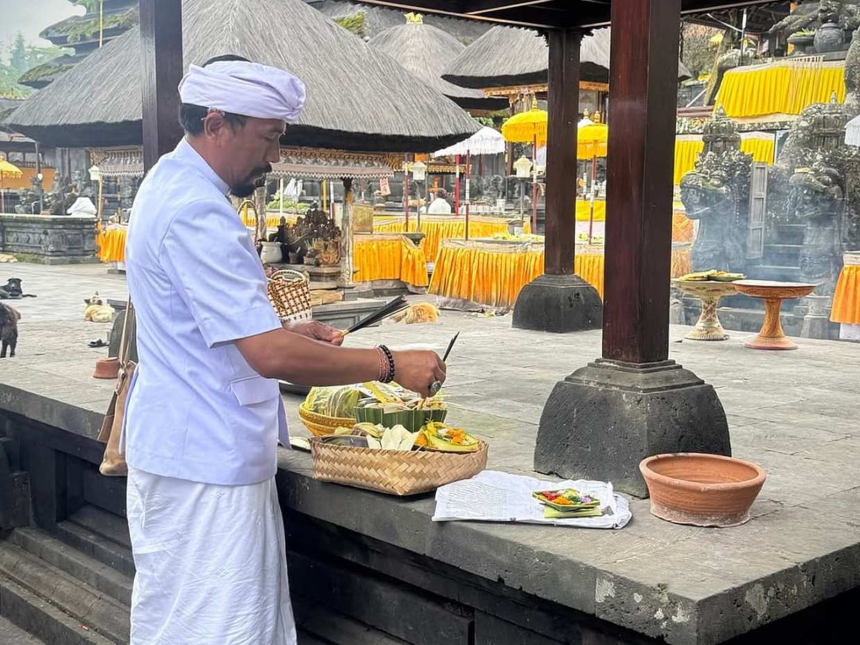 Sacred Bali Purification: Spiritual Journey with Mangku Jati in Indonesia, photo 3