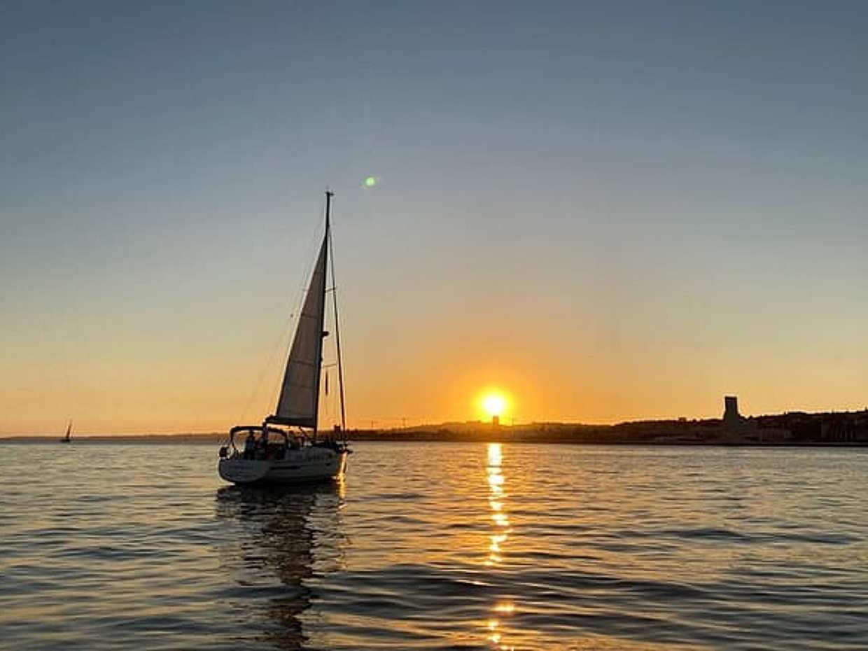 "Crucero romántico privado de 2h al atardecer con vino espumoso en Lisboa, Portugal", photo 2