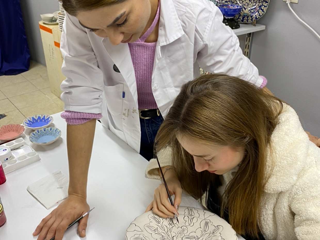 Corso di disegno e colorazione della ceramica tradizionale al quarzo a Istanbul, Türkiye