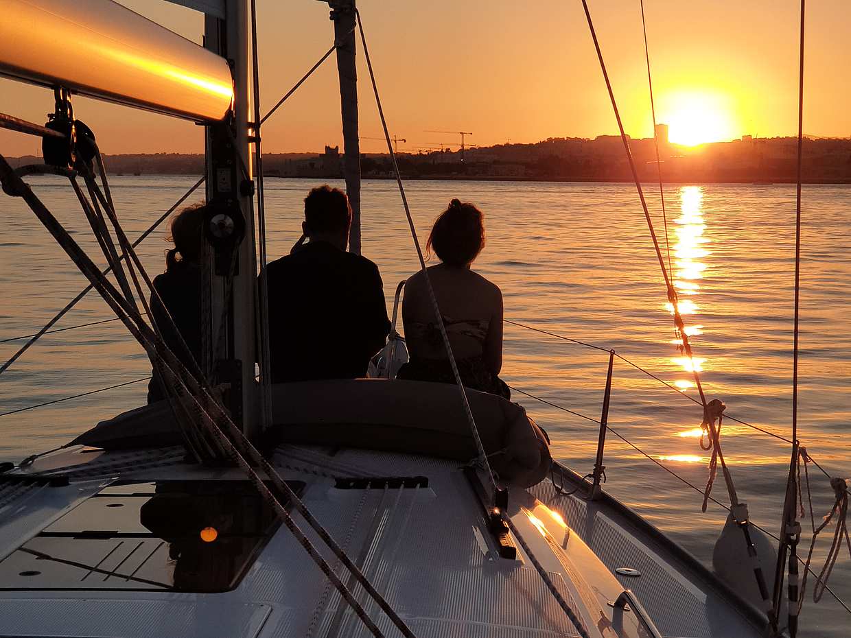 Passeio de Barco ao Pôr do Sol em Lisboa, Portugal
