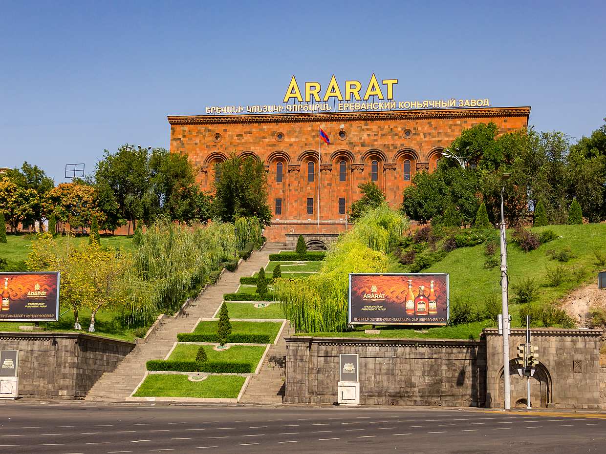 Megerianský závod na koberce a muzeum, Araratská továrna na brandy a soukromá prohlídka Matenadaranu v Arménii, Jerevanská továrna na brandy., photo 2