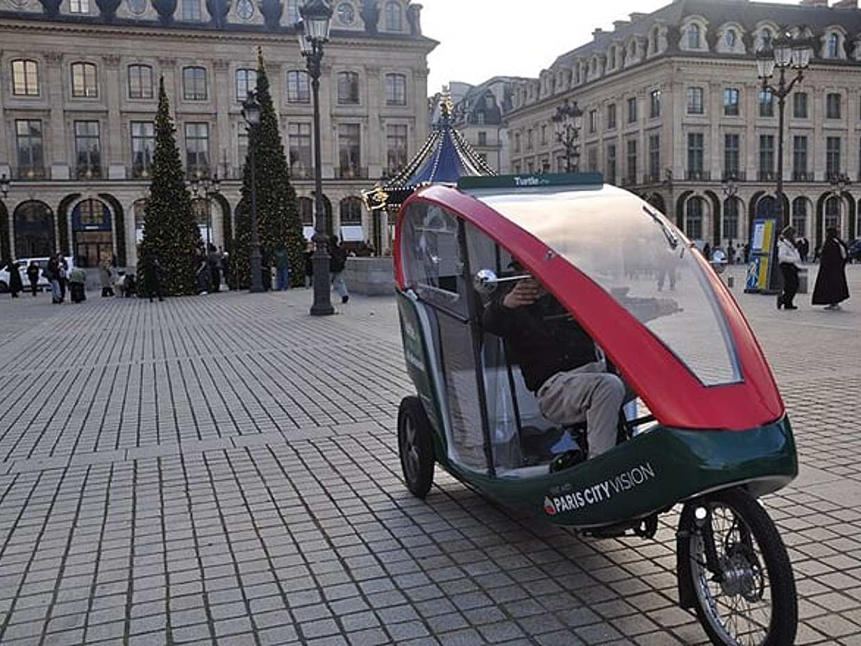 Paris visits Christmas lights on board a cab bike, photo 3