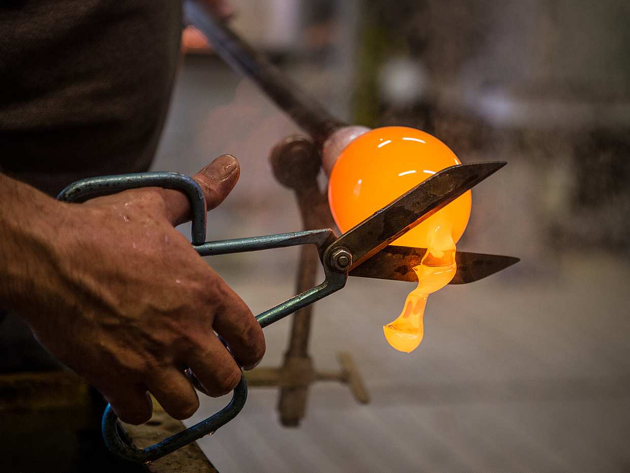 Visita a pie al taller de vidrio soplado de Murano en Italia, fábrica de soplado de vidrio.
