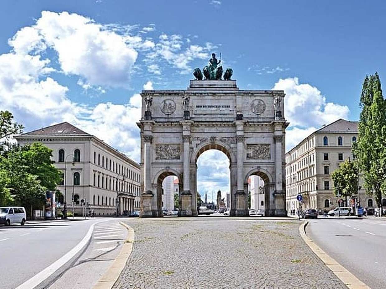 Private Transfer-River Cruise Dock Nuremberg to Munich: Port / Harbor transport