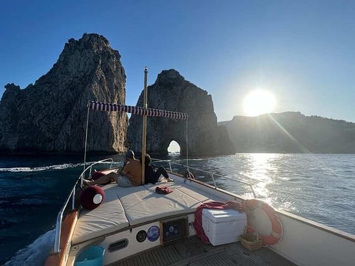 Privater Tagesausflug mit dem Gozzo-Boot auf Capri in Italien, Marina Grande, photo 5