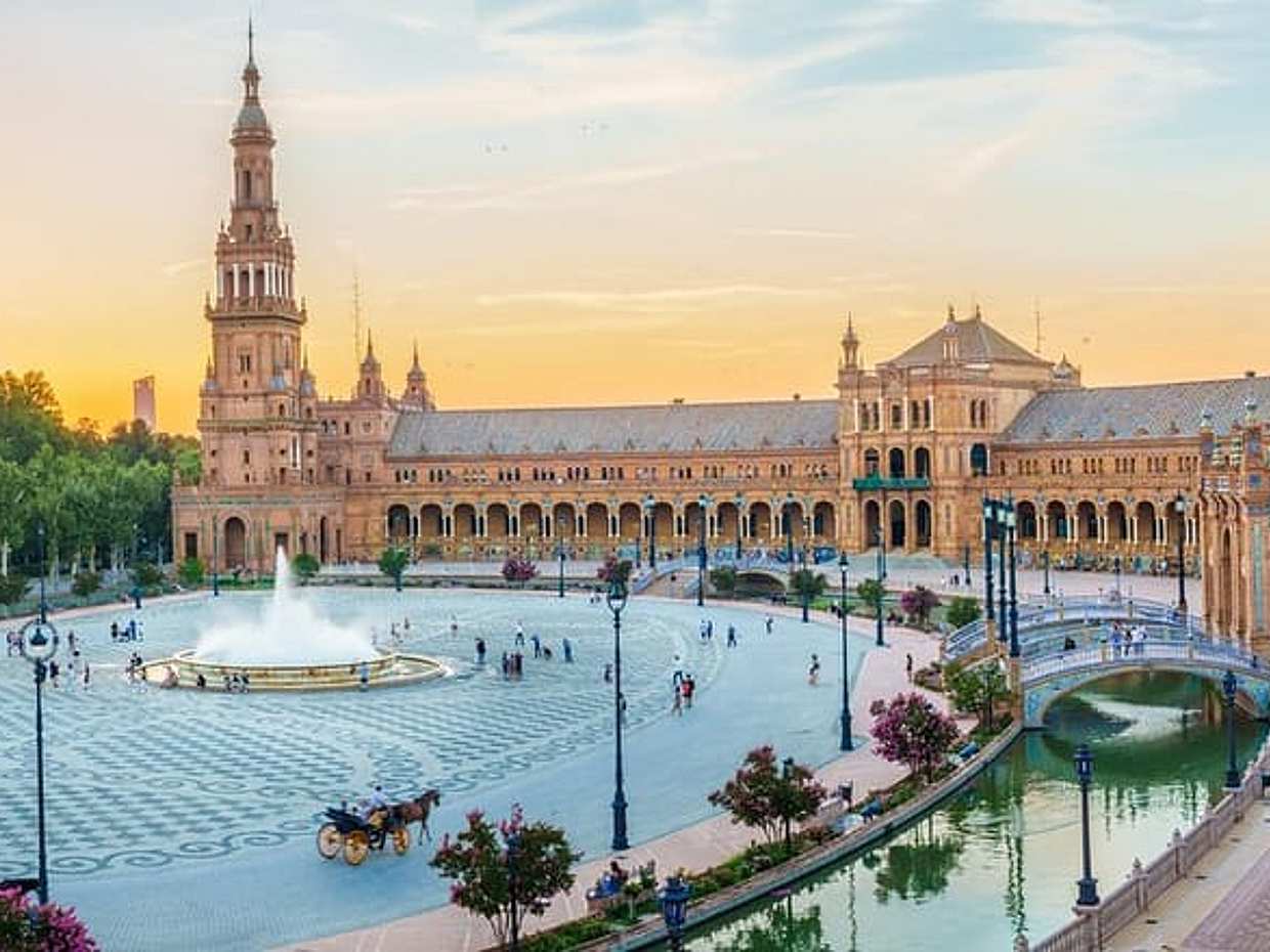 Private day trip from Malaga to Seville, local friendly driver in Spain