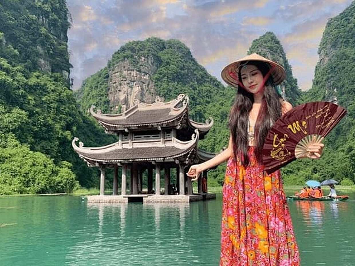 Ninh Binh Full-Day Tour: Hoa Lu, Trang An & Limousine from Hanoi in Vietnam, Hà Nội, photo 3