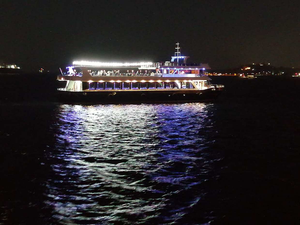 İstanbul Boğazı'nda 2023 Yılbaşı Partisi, Türkiye, photo 2