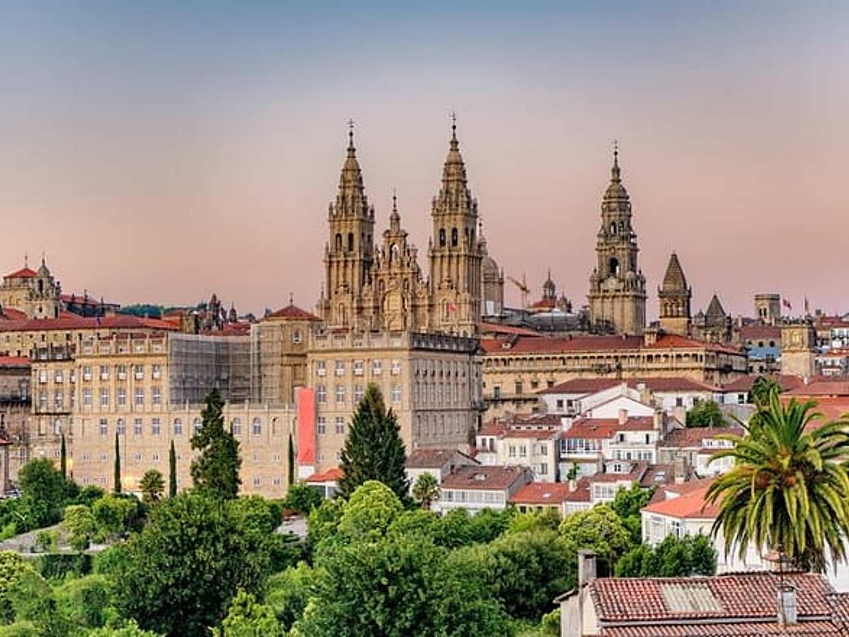 Private Transfer from Lisbon to Santiago de Compostela, 2h Sightseeing