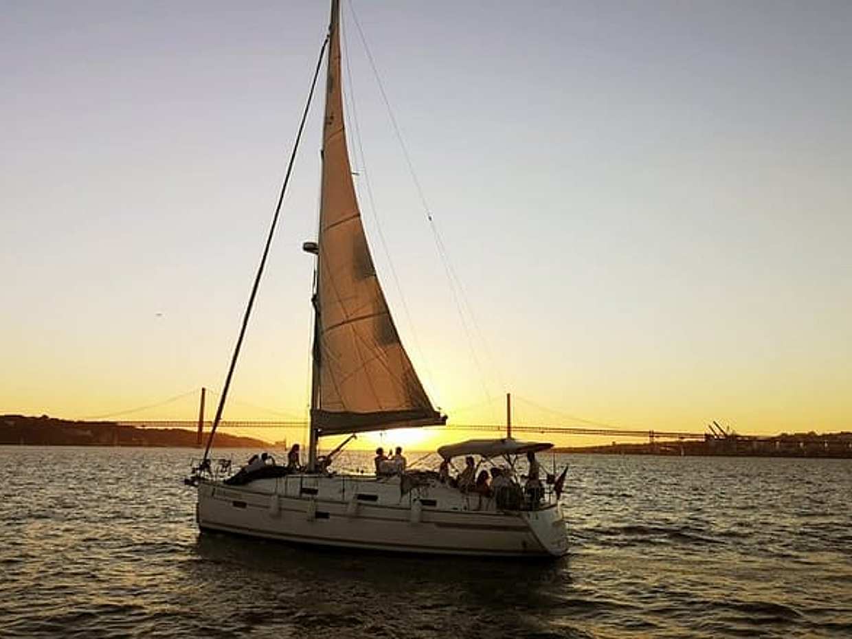 Lisbon Private Sunset Sailing Cruise - 2h Private Tour, with a Drink Included in Portugal, Lisboa, photo 2