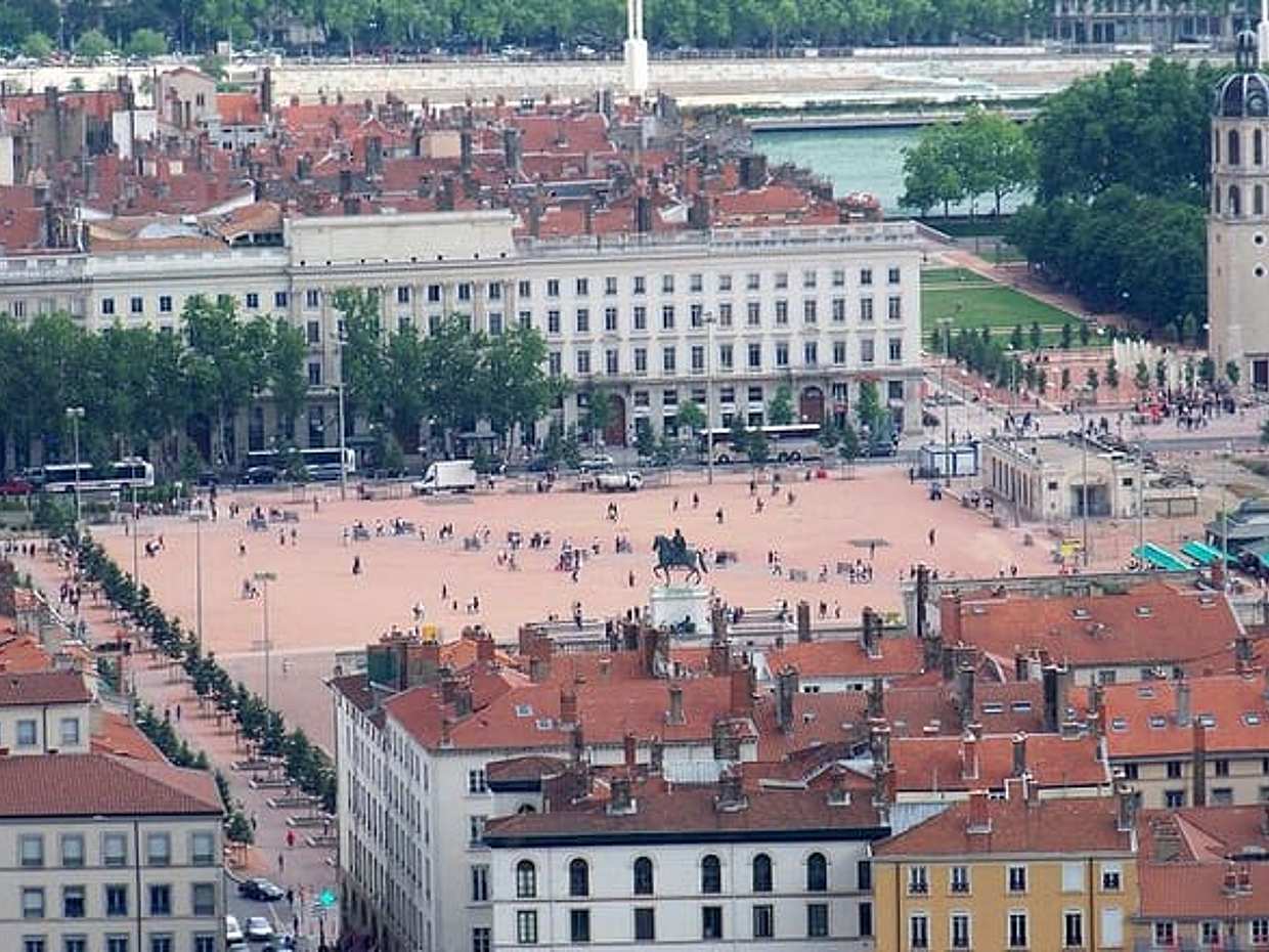 Private Transfer From Marseille To Lyon With a 2 Hour Stop