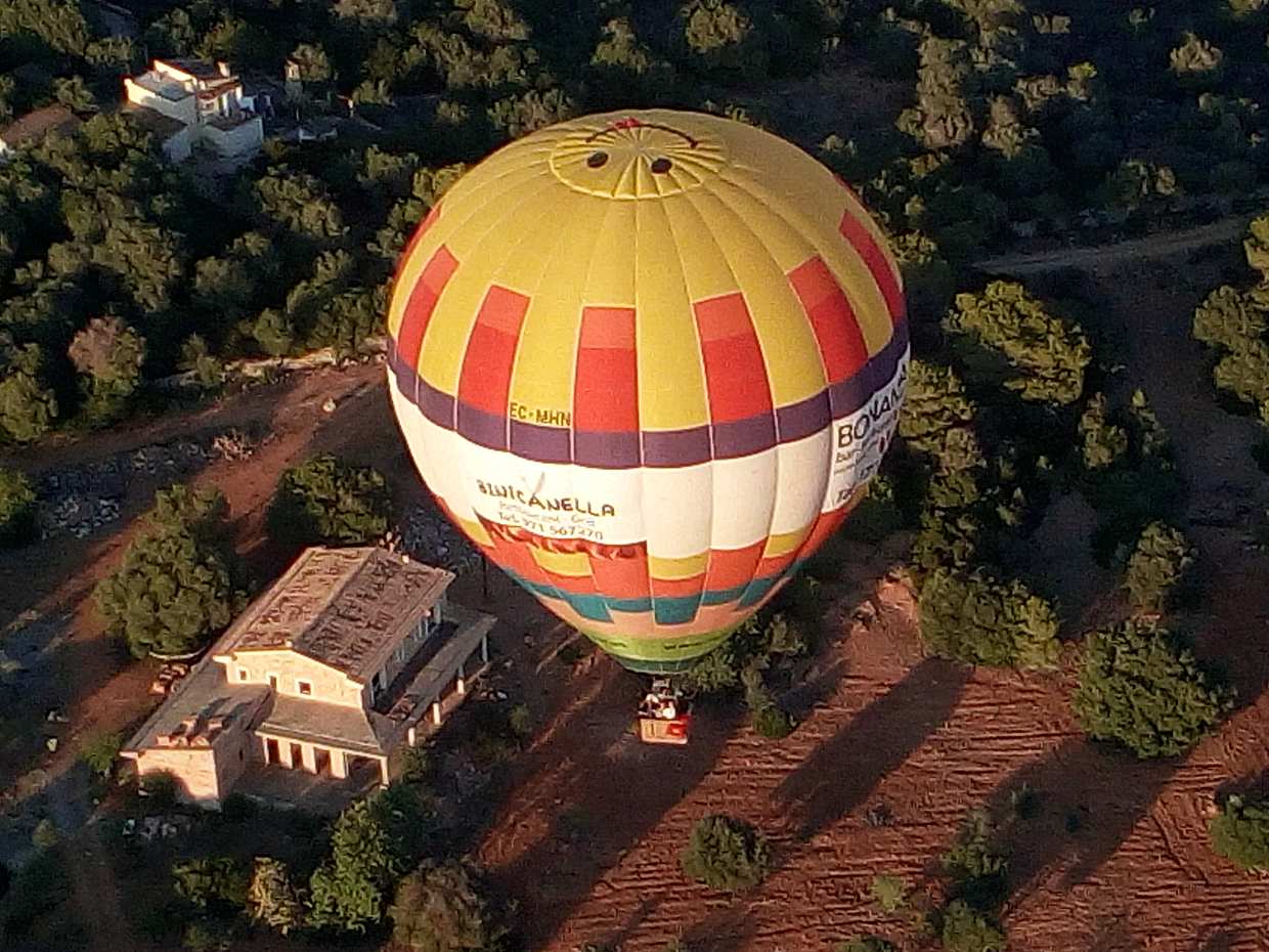 "Klassische Heißluftballonfahrt am Morgen in Spanien, Manacor"