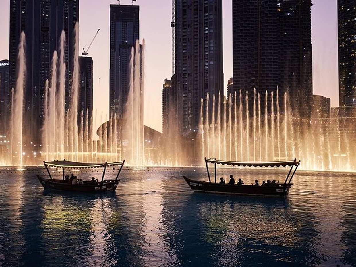Dubai Mall winkelen, bezoek aan de 124e/125e verdieping van de Burj Khalifa & Musical Fountain Show met Lake Ride tour met privétransfers in de Verenigde Arabische Emiraten.
, photo 2