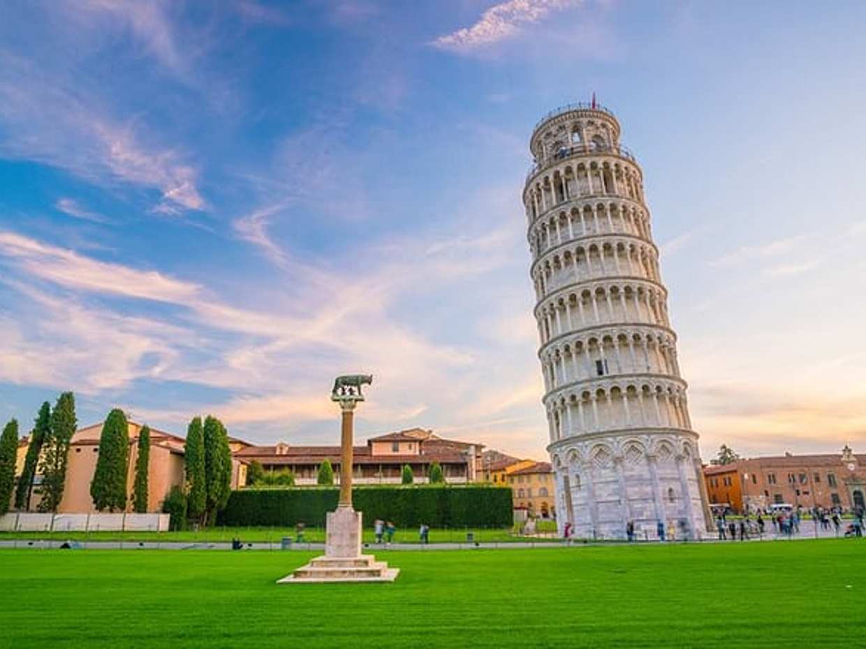 Pisa Scavenger Hunt & Highlights Self-Guided Walking Tour