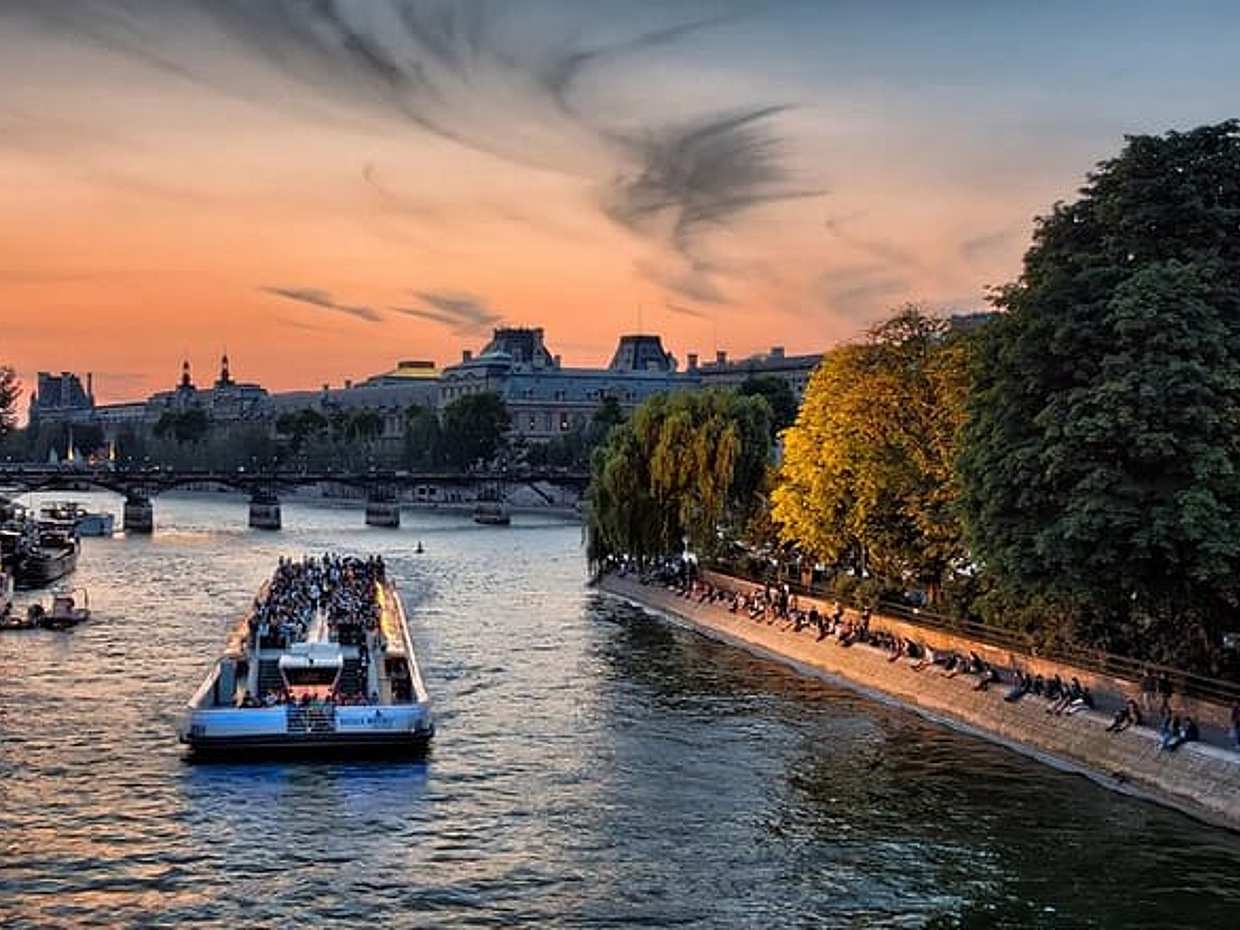CDG Transfers with Eiffel Summit and Photoshoot in Paris